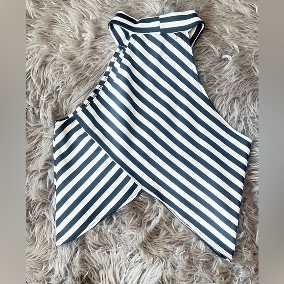 Mock neck asymmetrical crop top - Picture 2 of 2